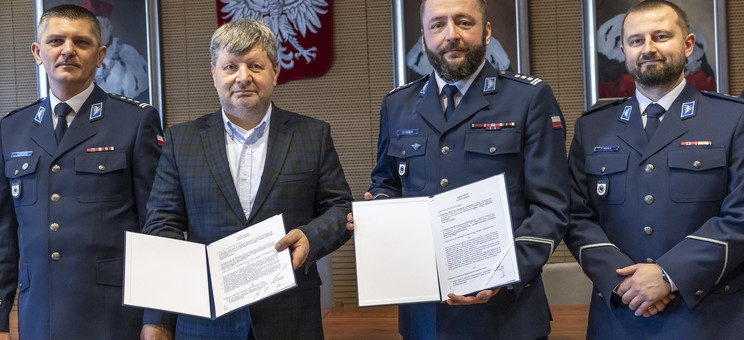 Od lewej: naczelnik Zarządu w Rzeszowie CBZC insp. Piotr Szymański, rektor Politechniki Rzeszowskiej prof. P. Koszelnik, zastępca komendanta Centralnego Biura Zwalczania Cyberprzestępczości insp. Michał Pudło, naczelnik Wydziału Informatyki Śledczej 